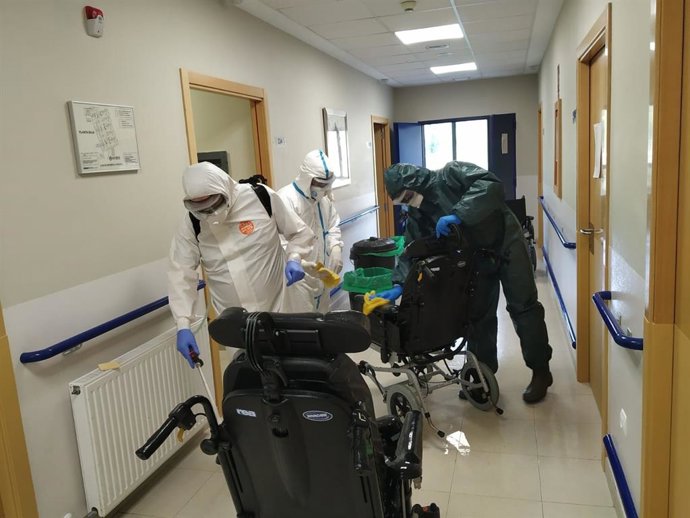 Desinfección nunha residencia de maiores por parte da Brilat