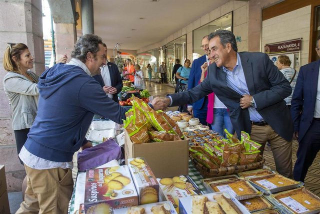 El consejero de Industria y Comercio, en un puesto de un mercado en Torrelavega