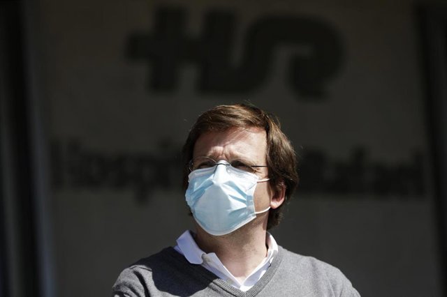 El alcalde de Madrid, José Luis Martínez-Almeida, asiste a la recepción del material sanitario donado por el papa Francisco a la ciudad de Madrid y entregado por la Nunciatura Apostólica en España en el Hospital San Rafael, en Madrid (España) a 25 de abri