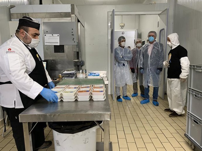 Sevilla.-Coronavirus.-World Central Kitchen y el Banco de Alimentos reparten más