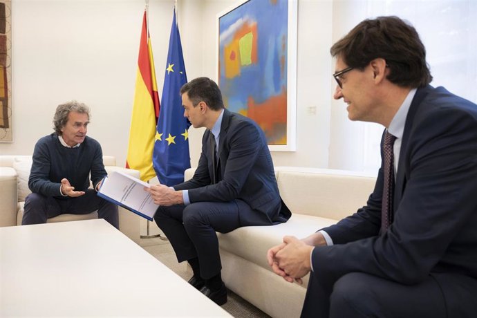 Illa entrega a Sánchez un informe sobre la "estrategia de transición" antes de la reunión con las CCAA, en Madrid (España) a 26 de abril de 2020.
