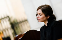 Ayuso acude a la misa por los fallecidos en la Almudena tras intervenir en la videoconferencia de presidentes de CCAA