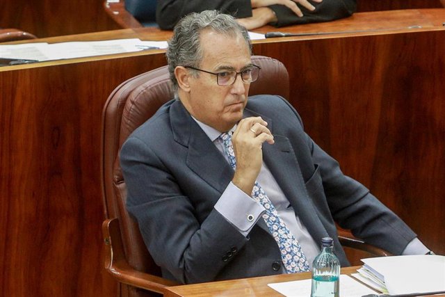 El consejero de Educación y Juventud de Madrid, Enrique Ossorio, sentado en su escaño. Archivo.