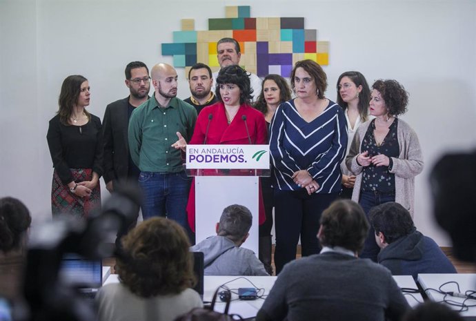 La coordinadora de Podemos Andalucía y portavoz de Adelante Andalucía, Teresa Rodríguez (c), durante su intervención en rueda de prensa acompañada de su equipo. En la sede de Podemos Andalucía. En Sevilla, a 13 de febrero de 2020.