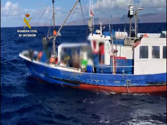 La Guardia Civil ha denunciado a una embarcación profesional por pescar de forma irregular en aguas cercanas a Lanzarote
