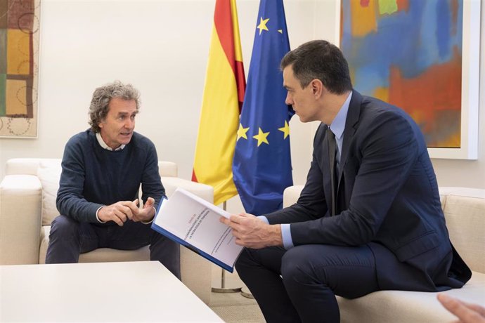 Illa entrega a Sánchez un informe sobre la "estrategia de transición" antes de la reunión con las CCAA, en Madrid (España) a 26 de abril de 2020.