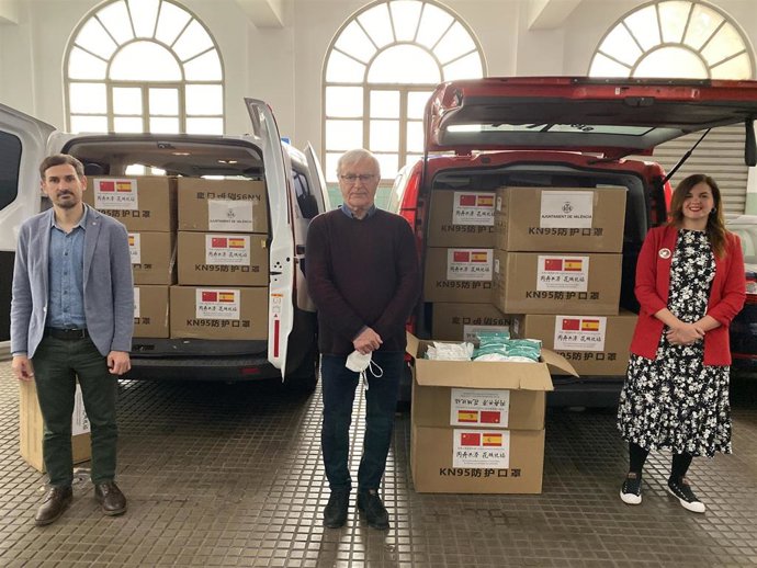 El alcalde y los vicealcaldes comprueban la llegada de las mascarillas donadas