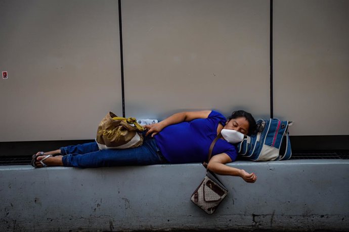 Una mujer descansa en un hospital de México 
