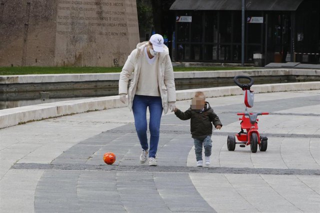 María Zurita con su pequeño Carlitos en el primer día en el que los niños pueden salir a la calle