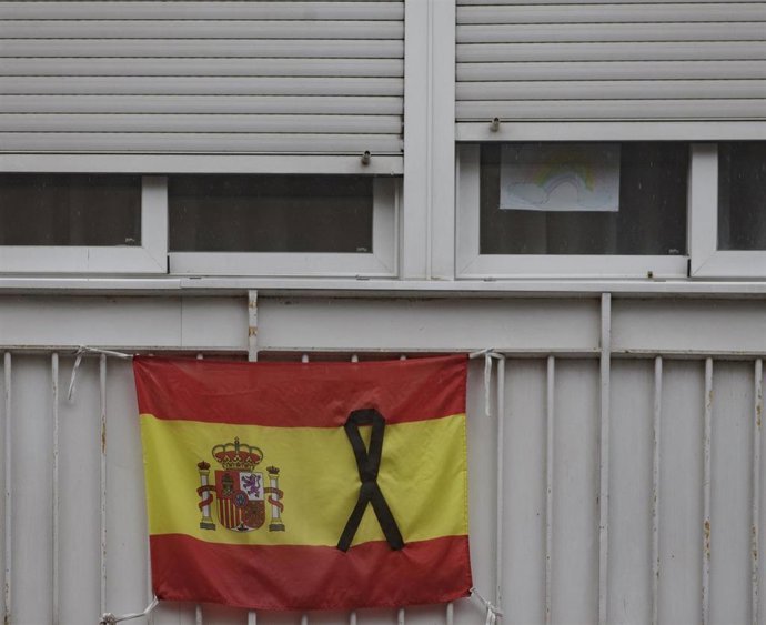 Una bandera de España colgada en un balcón con un crespón negro en recuerdo a los fallecidos por Covid-19. En Madrid, a 15 de abril de 2020.