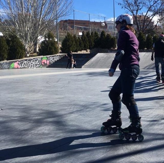 Una mujer practicando patinaje