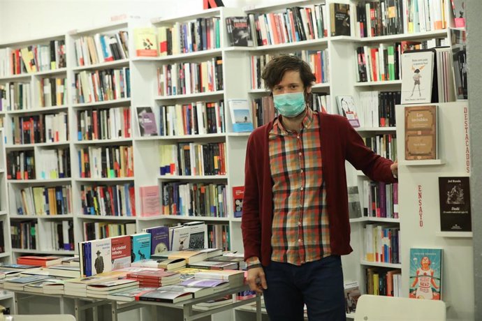 Gonzalo, dueño de 'Tipos Infames', ubicada en la madrileña calle de San Joaquín, posa en el interior de su librería