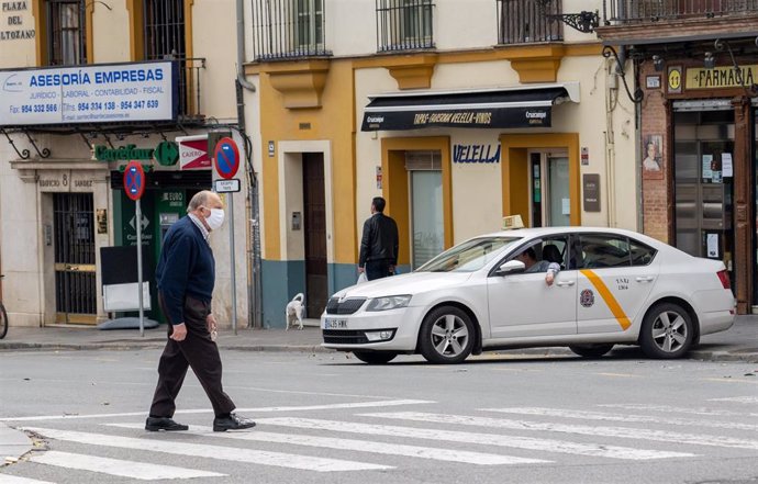 Una persona mayor cruza el paso de peatones de la Plaza del Altozano el día 34 del estado de alarma. 