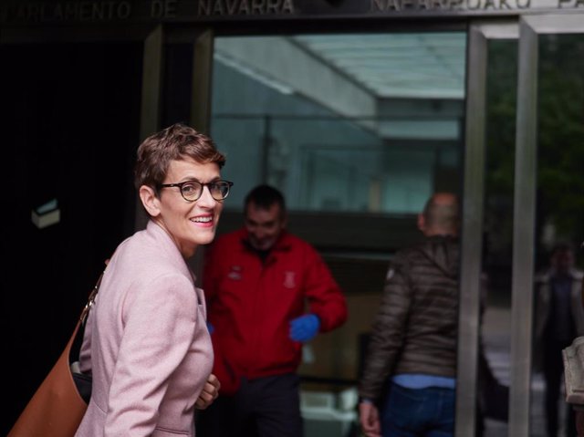 La presidenta del Ejecutivo foral, María Chivite, a su llegada al pleno del Parlamento de Navarra donde se ha convalidado este martes por unanimidad un nuevo decreto ley foral aprobado por el Gobierno foral con medidas frente a la crisis del coronavirus, 