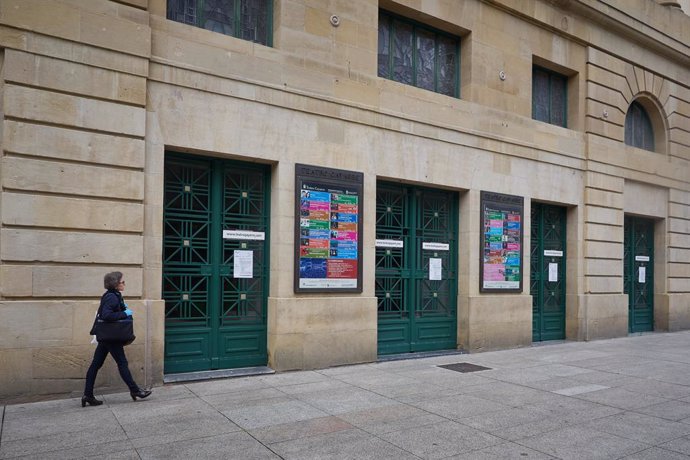 Una dona camina per davant del Teatre Gayarre tancat durant l'Estat d'Alarma decretat pel Govern d'Espanya com a conseqüncia del coronavirus COVID-19. A Pamplona, Navarra, Espanya. A 24 d'abril de 2020.