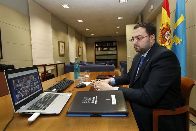 El presidente del Principado, el socialista Adrián Barbón, participa en la videoconferencia con Pedro Sánchez y el resto de presidentes autonómicos. Domingo, 26 de abril, de 2020.