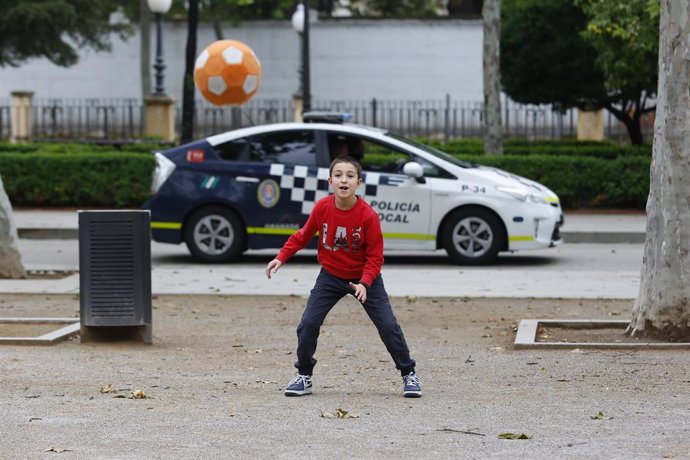 Un niño juega a la pelota al aire libre en el primer día que los menores de 14 años pueden salir a la calle durante el estado de alarma por la crisis del coronavirus en el país. En Granada (Andalucía ,España) a 26 de abril de 2020.