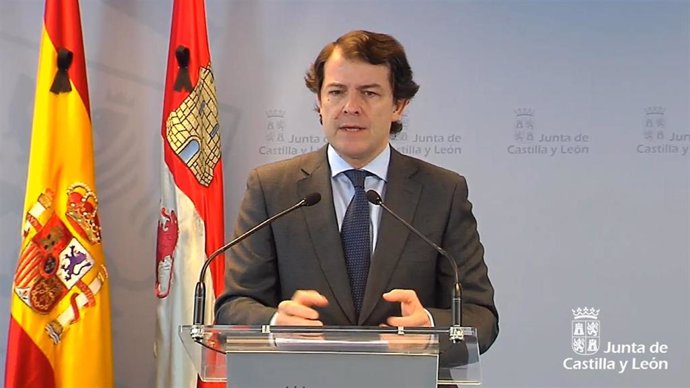 El presidente de la Junta de Castilla y León, Alfonso Fernández Mañueco, durante la rueda de prensa de este domingo.