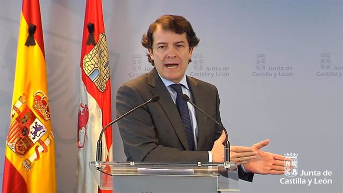 El presidente de la Junta de Castilla y León, Alfonso Fernández Mañueco, durante la rueda de prensa de este domingo.