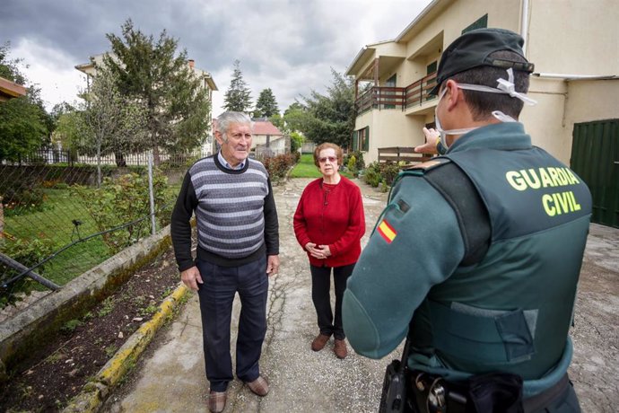 Agentes de la Guardia Civil visitan a varios ancianos para controlar que todo funciona correctamente. En Rascafría, Madrid, (España), a 17 de abril de 2020.