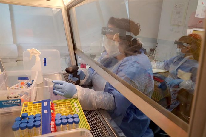 Laboratorio con muestras del coronavirus en Glasgow, Escocia