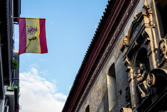 Una bandera colgada con un crespón negro enfrente de la Iglesia de Sta. María de Jesús el 38 día del estado de alarma. Sevilla a 21 de abril del 2020