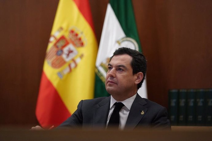 El presidente de la Junta de Andalucía, Juanma Moreno, participa por videoconferencia en la reunión del presidente del Gobierno, Pedro Sánchez, con los presidentes autonómicos para abordar la crisis del coronavirus