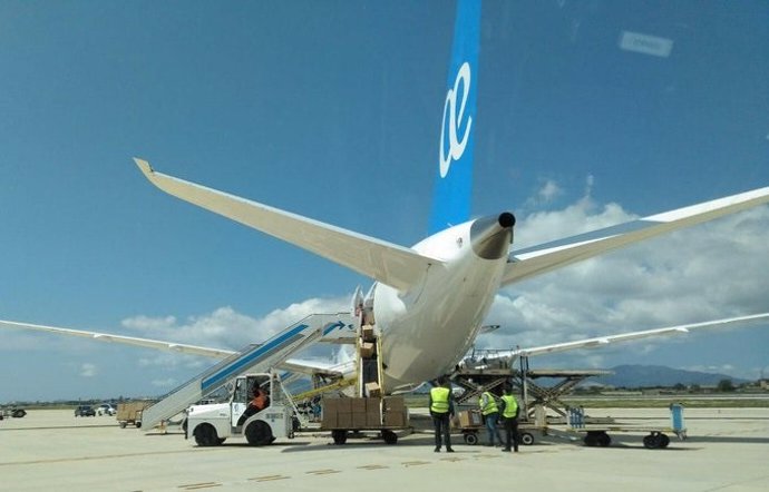 Imagen de la aeronave en la que han llegado las nuevas mascarillas FFP2 a Baleares.