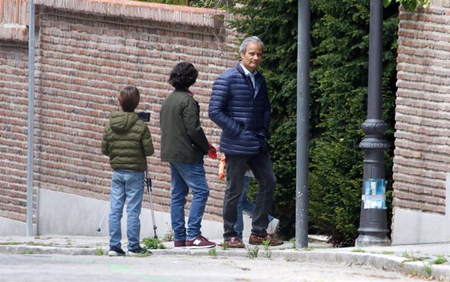 Javier Merino sale a la calle con sus tres hijos pequeños