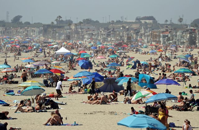 Playas de California abarrotadas pese al coronavirus