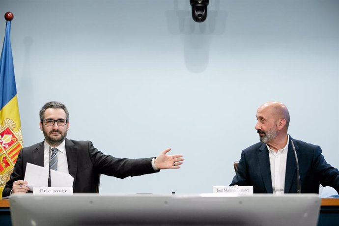 El ministre Portaveu, Eric Jover, i el ministre de Salut d'Andorra, Joan Martínez Benazet.