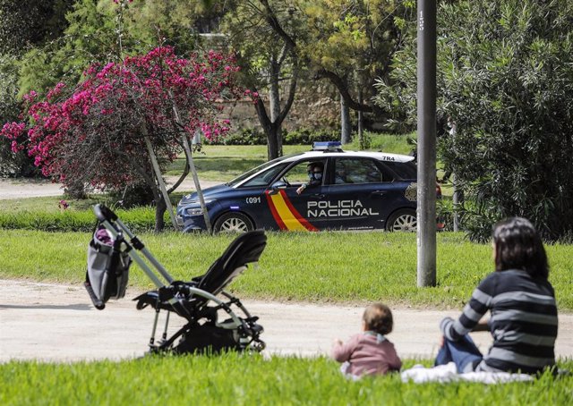 Un coche de policía en el Jardín del antiguo cauce del río Turia en València en al primera jornada de desconfinamiento de los menores