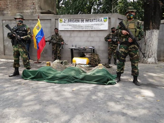 Militares venezolanos con cuerpos de paramilitares de 'Los Rastrojos' abatidos