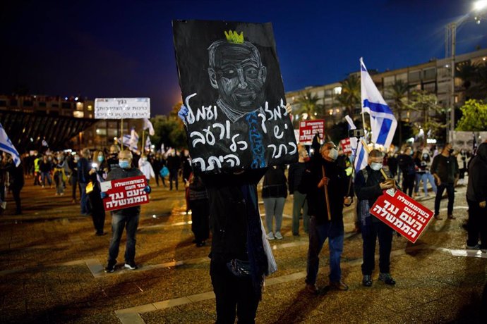 Manifestación en Tel Aviv contra la coalición de gobierno formada por el primer ministro de Israel, Benjamin Netanyahu, y el líder del partido Azul y Blanco, Benny Gantz.