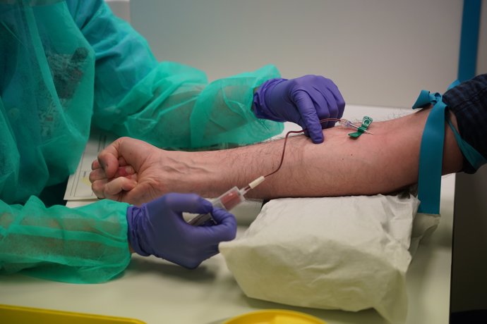 Una sanitaria saca sangre a uno de los paciente diagnosticados con COVID-19 centro de salud de Osakidetza del casco viejo de Bilbao (Vizcaya, Euskadi, España), a 27 de abril de 2020.
