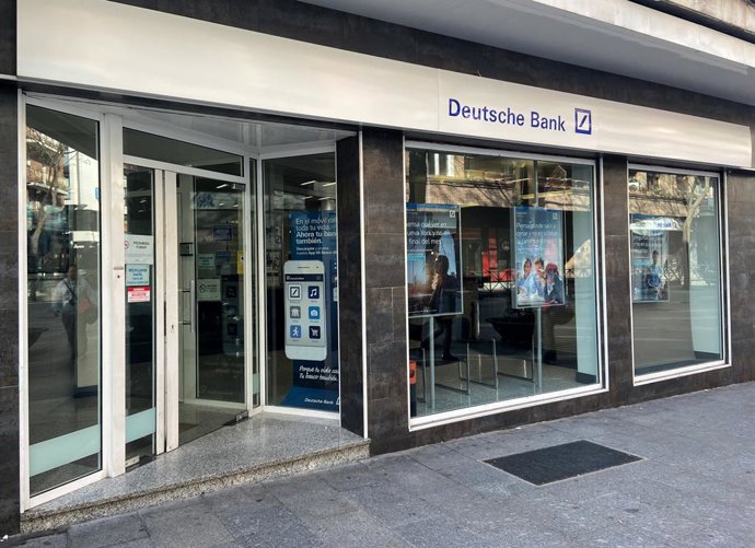 Puerta de entrada a una de las sucursales de Deutsche Bank en Madrid