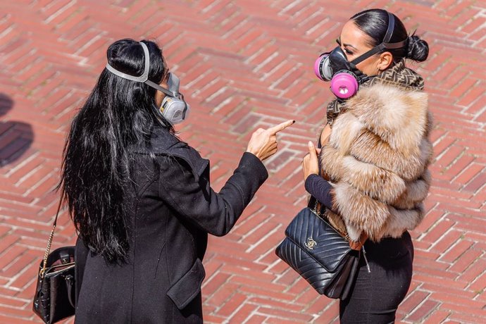 Dos mujeres con máscaras antigás en Nueva York