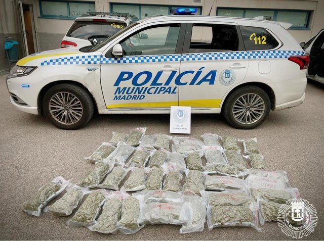 Marihuana requisada por la Policía Municipal de Madrid con la inscripción 'Coronavirus'.