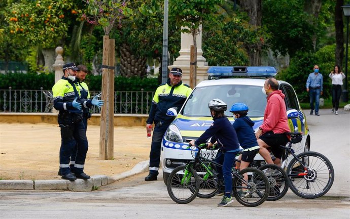 Policías municipales de Sevilla explican a un padre las normas de seguridad para salir con niños 