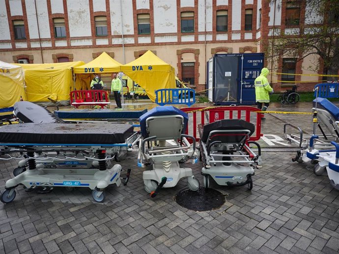 Camillas colocadas en las inmediaciones del Complejo Hospitalario de Navarra donde durante la jornada de hoy diversos voluntarios de la asociación sin ánimo de lucro DYA las han desinfectado para prevenir la expansión del coronavirus. En Pamplona, (Nava
