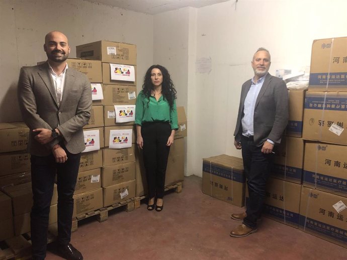 La consejera de Igualdad, Rocío Ruiz, rodeada de las cajas con mascarillas, donadas por la Fundación Mapfre, que distribuirá entre las residencias de la Junta. 