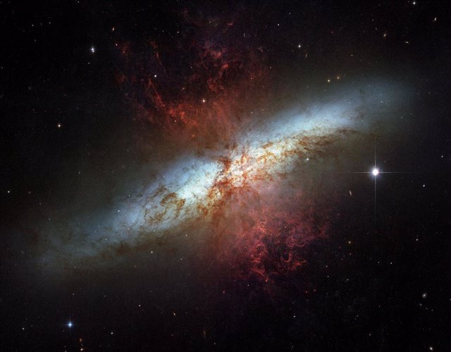 Imagen del Hubble de la galaxia de estallido estelar M82