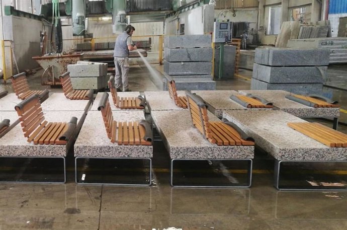 Bancos suministrados por la Junta para la calle Real de San Fernando