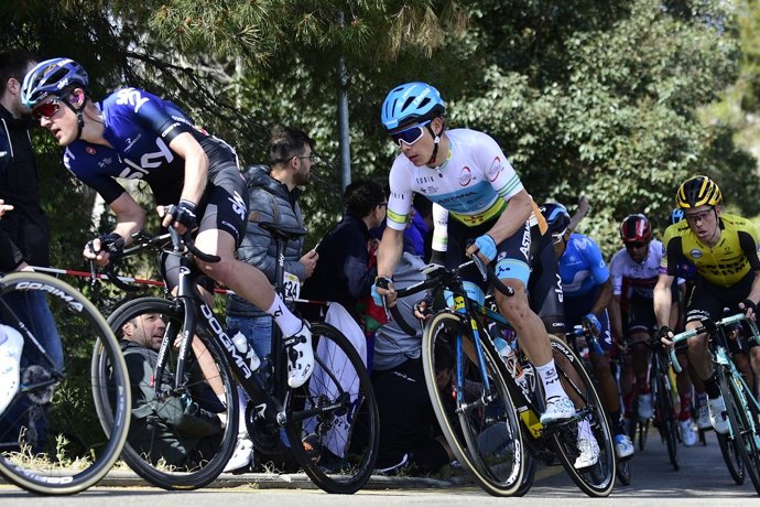De blanco, el campeón de la Volta a Catalunya 2019, el colombiano Miguel Ángel López