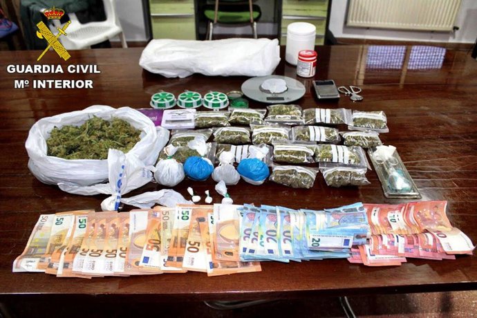 Material intervenido al detenido por tráfico de drogas en Lluxent