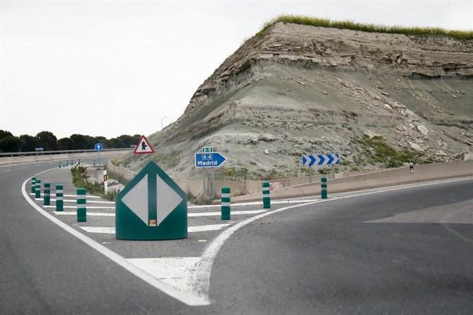 Imagen de la señalización que indica la A-4 en dirección Andalucía durante el pasado Jueves Santo marcado por el confinamiento impuesto por el Estado de Alarma provocado por el coronavirus