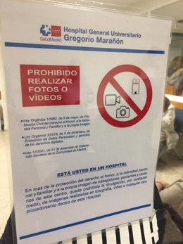 Cartel que prohibe realizar fotos o vídeos en el Gregorio Marañón de Madrid.