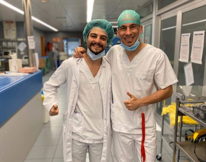 El estudiante Idir Boulanouar, a la izquierda, en el Hospital de Santa Tecla de Tarragona con un profesional sanitarios.