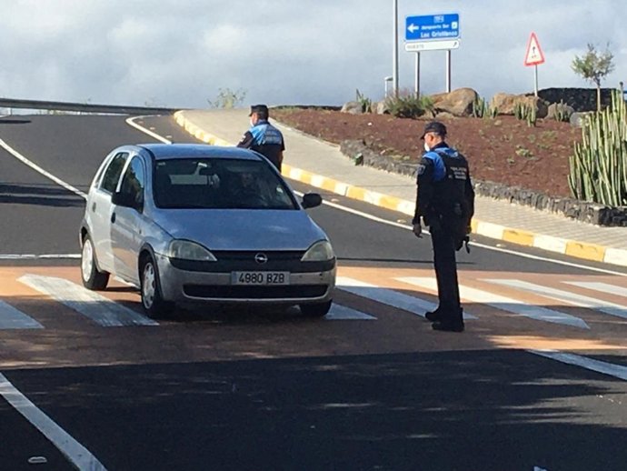 La Policía Local de Candelaria realiza un control durante el estado de alarma