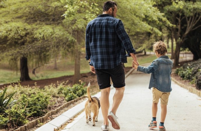 Salir de paseo tiene múltiples beneficios saludables para los niños